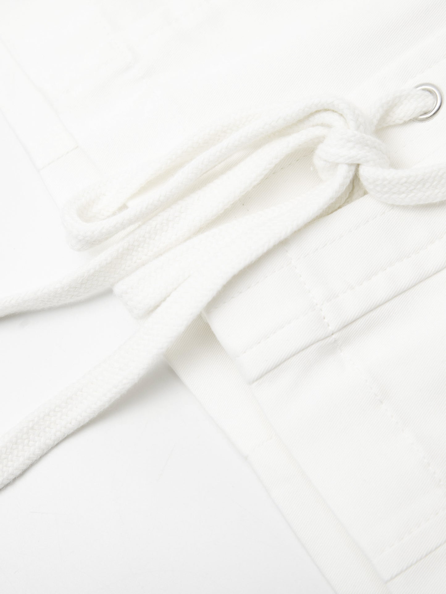 白色绑带连衣裙
